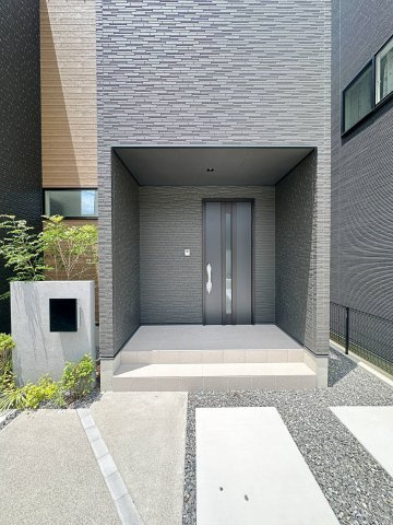安佐北区口田南6丁目 No.1の玄関|玄関ポーチ☆
屋根も付いており、雨が降っても濡れる心配はありません♪