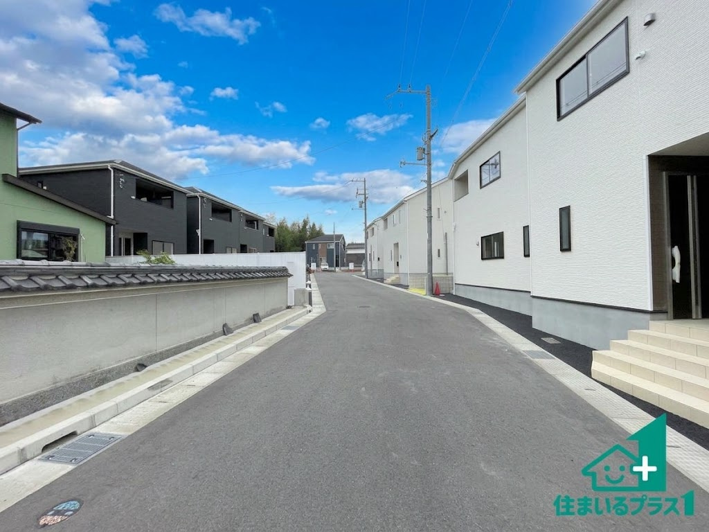 ★京田辺市薪天神堂　第9期　新築一戸建ての前面道路含む現地写真|周辺は閑静な住宅街！前面道路広々で車の出し入れも便利です。駐車が苦手な方でも安心して車庫入れできます！