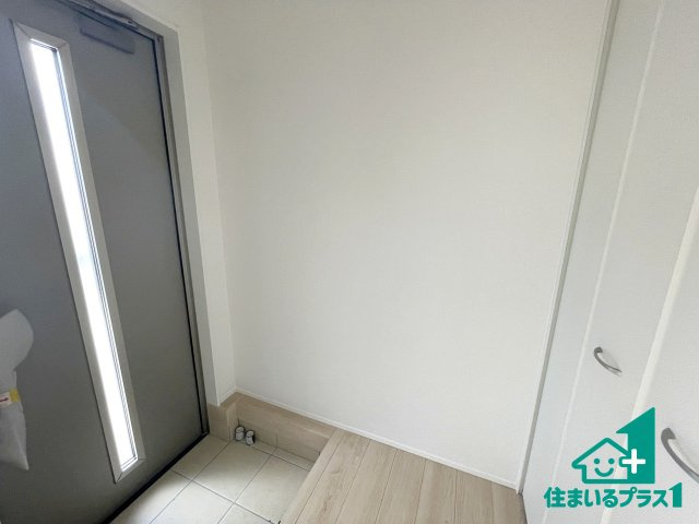 ★京田辺市薪天神堂　第9期　新築一戸建ての玄関|シューズボックスにはたくさんの靴が収納できるので玄関周りはいつもスッキリ！ご家族が増えても安心！