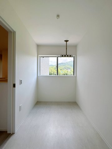 安佐北区口田南6丁目 No.3のバルコニー|大人気のサンルーム☆
天気や花粉、虫などを気にせずに洗濯物が干せます♪
廊下からアクセス可能で洋室を通らずに家事ができます☆
