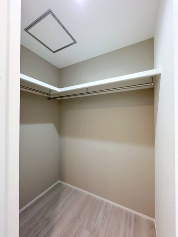 安佐北区口田南6丁目 No.3の収納|2階ファミリークローク☆
サンルーム横に設置され、干す→片付けるの動線が非常にラクで便利な収納スペースです！