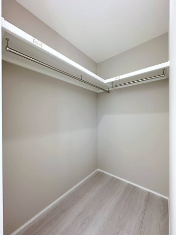 安佐北区口田南6丁目 No.3の寝室|全居室収納☆
6帖主寝室のウォークインクローゼット♪全部屋ウォークインクローゼットです！