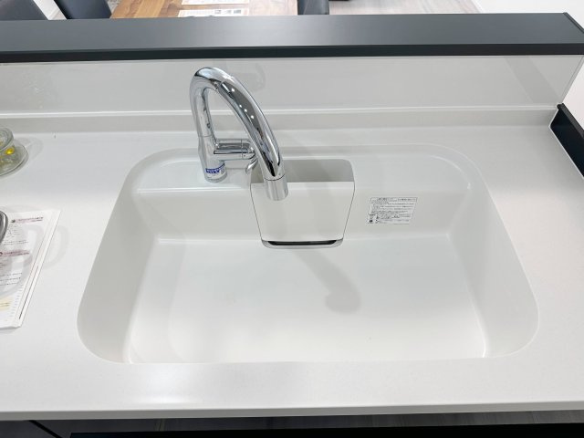 安佐北区口田南6丁目 No.3のキッチン|非接触型水栓に人造大理石シンク☆
人造大理石のためシンクに水垢や汚れが付きにくく、タッチレス対応なので手をかざすだけで水を出止ができます♪