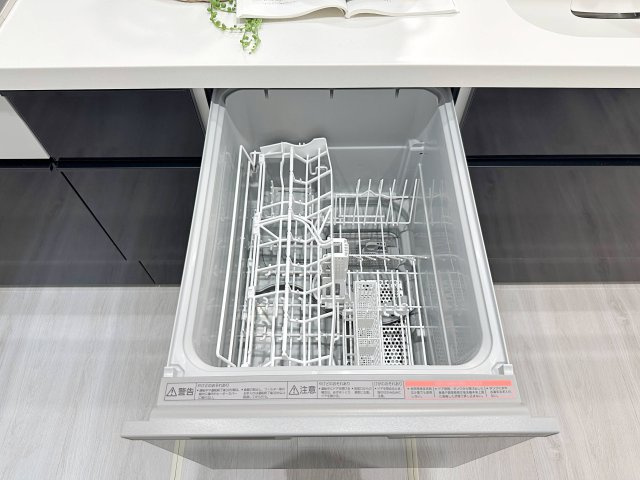 安佐北区口田南6丁目 No.3のキッチン|4人から5人分の食器洗浄乾燥機☆
水道代の節約にもなり、家事の時短もできる優れ物です♪
スライド式で上から全体が見えるため食器の出し入れもスムーズです♪