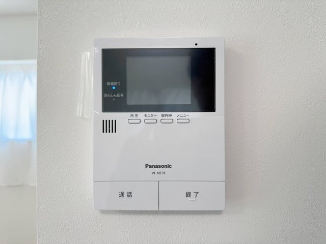 安佐北区口田南6丁目 No.3の防犯設備|ドアホン☆
来客があったとき、室内からカメラやマイクを使って相手や用件を確認できます。相手を事前に確認することができ、訪問販売対策や防犯面でも役に立つアイテムです♪
