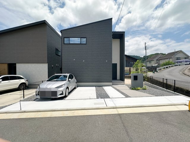 安佐北区口田南6丁目 No.3の駐車場|車は並列3台（車種によっては4台）駐車可能☆
広い駐車スペースは来客時なども安心です♪