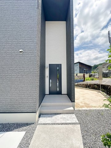 安佐北区口田南6丁目 No.3の玄関|玄関ポーチ☆
屋根も付いており、雨が降っても濡れる心配はありません♪