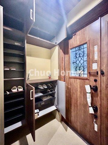江戸川区篠崎町4丁目中古住宅の玄関|【玄関】玄関には大型のシューズクローゼットを設置しておりますのでいつでもスッキリりとした空間を保てます。玄関周りを清潔に使うのはとても大事なことですよね。
