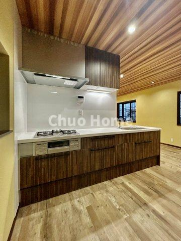 江戸川区篠崎町4丁目中古住宅のキッチン|ワイドで収納豊富なシステムキッチン