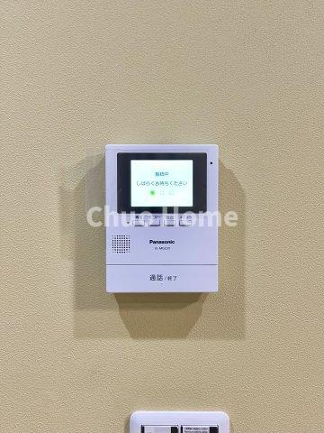 江戸川区篠崎町4丁目中古住宅のセキュリティ|【モニターホン】誰が来たかすぐにわかるカラーモニター付きインターホン。通話ボタンを押すまでは室内の音は漏れていませんので相手を確かめてから応対できます。