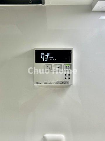 江戸川区篠崎町4丁目中古住宅の発電・温水設備|【給湯リモコン】外での一日を忘れさせてくれるオートバス機能でお好みの湯量・温度に調整された浴槽。