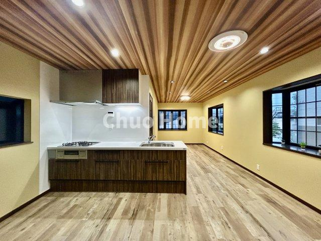 江戸川区篠崎町4丁目中古住宅のキッチン|視界に広がりを生むオープンなキッチン。料理や片付けをしながら、家族との会話を楽しんだり、リビングで遊ぶ子どもを見守れます。ご見学時には家具の配置などもイメージしながらぜひご覧になって見て下さい。