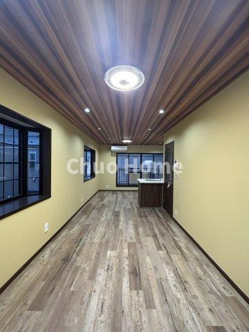 江戸川区篠崎町4丁目中古住宅の居間・リビング|【リビングダイニング】一日の中で多くの時間を過すことになるリビングダイニングだからこそ、いつも穏やかな空間であることが必然。爽やかな通風と採光を存分に感じる事が出来る空間です。