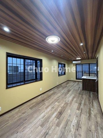 江戸川区篠崎町4丁目中古住宅のダイニング|【ダイニング】忙しい朝でも、しっかり家族が揃って食事をして頂けるゆとりある大きさのダイニングスペース。奥様が作る手料理をカウンター越しに受けとって頂き、テーブルで囲む素敵な時間を存分に愉しんで下さい。