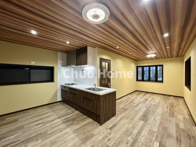 江戸川区篠崎町4丁目中古住宅の居間・リビング|【居間・リビング】「ＬＤＫは家族団らんをデザイン」広いＬＤＫでは家族が集まり一緒の時間を過ごせる工夫がされております。何気ない一日の当たり前のひとコマがいつか一生の宝物になります