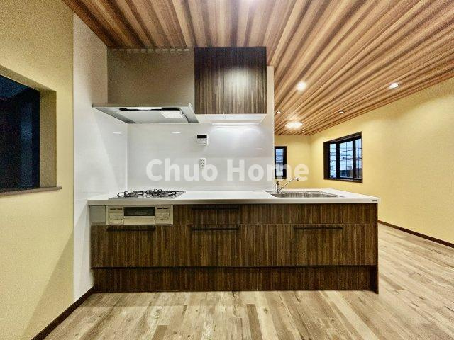 江戸川区篠崎町4丁目中古住宅のキッチン|ワイドで収納豊富なシステムキッチン