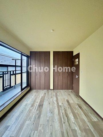 江戸川区篠崎町4丁目中古住宅の洋室|【洋室】快適に過ごす条件は、一人ひとり違います。だからこそ飾り過ぎないシンプルな内装と偏り過ぎないデザインで統一しております。居住していく中でオーナー様だけの【マイホーム】に創り上げて下さい