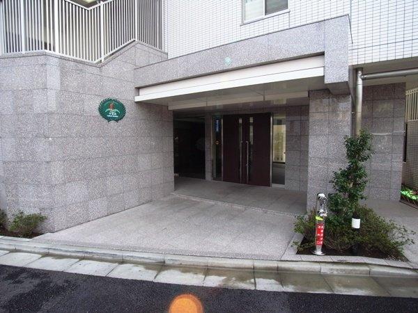 中葛西グリーンホームズ（2階部分）／仲介手数料無料／新規フルリノベーションのエントランス