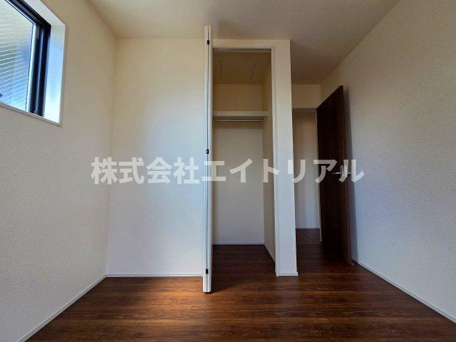 美濃加茂市古井町下古井　新築戸建　全2棟の収納|2階　洋室5帖　西