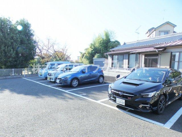 リブリ・タチカワの駐車場