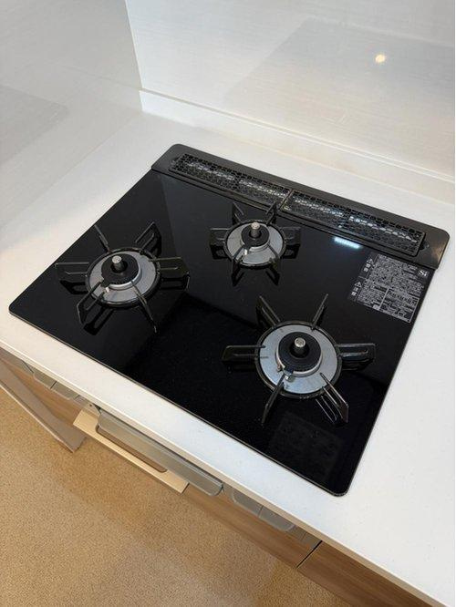 府中市宮町１丁目の中古マンションのキッチン|3口ガスコンロ
