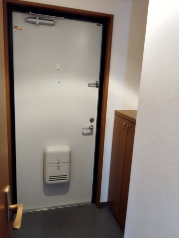 クレスト本町の玄関