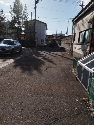 クレスト本町の駐車場