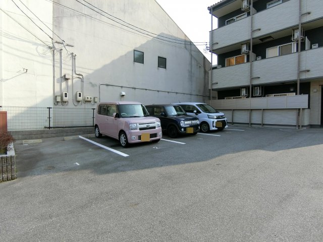アヴニール立町の駐車場