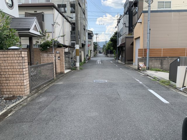 京都市北区小山上初音町　中古一戸建の前面道路含む現地写真