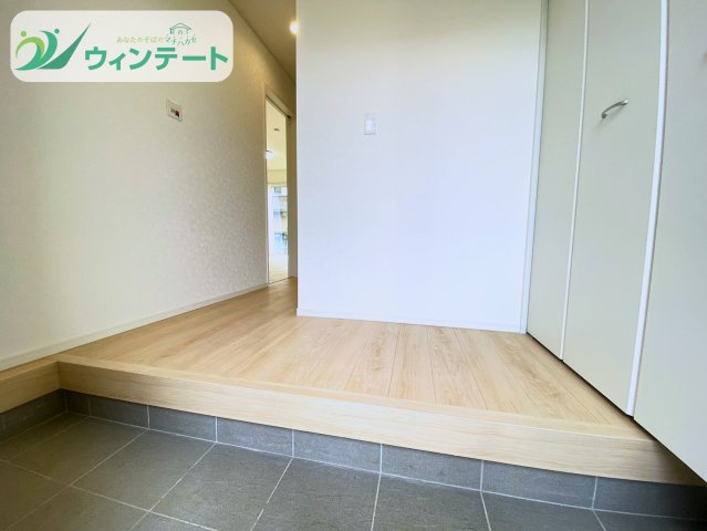下妻市二本紀第2　新築戸建　1号棟の玄関|ナチュラルな木目とタイルが調和する温かみのある玄関アプローチ。心地よい第一印象をつくる上質なデザインです。