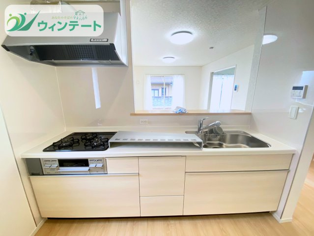 下妻市二本紀第2　新築戸建　1号棟のキッチン|料理中でも家族や友人とのコミュニケーションがとりやすく、効率的な導線が生まれます。