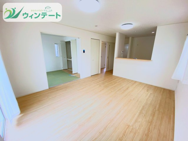 下妻市二本紀第2　新築戸建　1号棟の居間・リビング|生活動線に優れたLDK。キッチン・ダイニング・リビングが一体となり、家事のしやすい空間設計です。