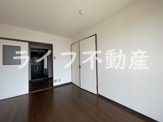 ロイヤルシャトー瓢箪山の寝室|広くて明るい寝室