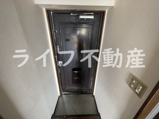 ロイヤルシャトー瓢箪山の玄関|収納もある玄関です