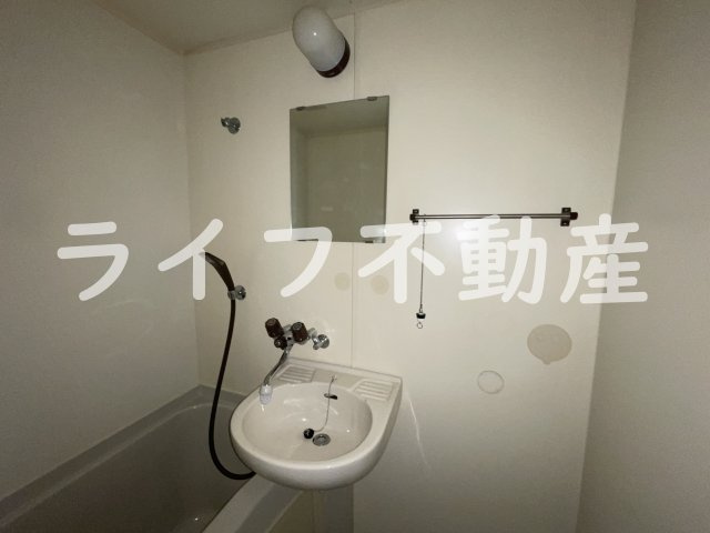 ロイヤルシャトー瓢箪山の洗面所|明るい洗面所です