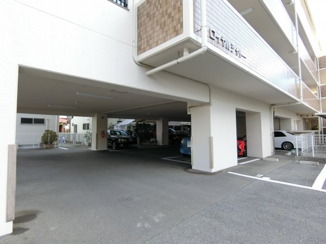 ロイヤルシャトーの駐車場