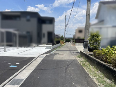 【前面道路含む現地写真】 | 鈴鹿市岡田１丁目　新築分譲住宅２号棟 | 前面道路