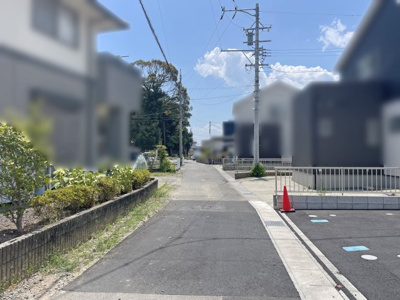 【前面道路含む現地写真】 | 鈴鹿市岡田１丁目　新築分譲住宅２号棟 | 前面道路