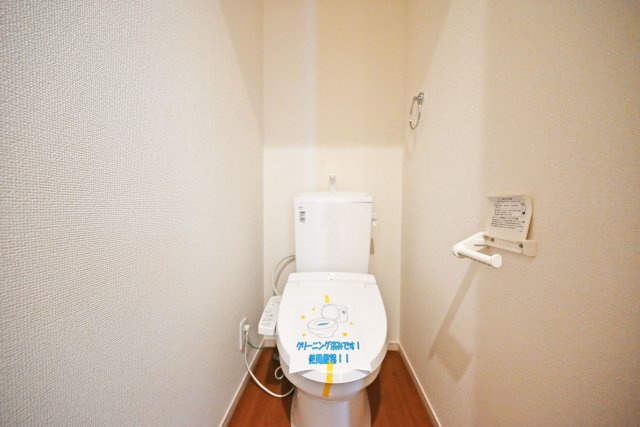 摂津市鳥飼西2丁目新築一戸建て│4LDK+駐車1台可のトイレ|トイレでウォシュレット機能が付いており、清潔で心地よくご利用いただけます。