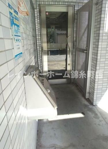 メゾン朋泉高砂のエントランス