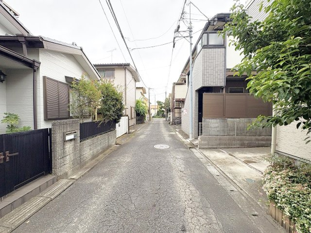【前面道路含む現地写真】 | 西東京市中町2丁目　中古一戸建住宅　（保谷店） | 広々とした敷地の「文理台公園」まで徒歩3分。季節の移ろいを身近に感じることができます。