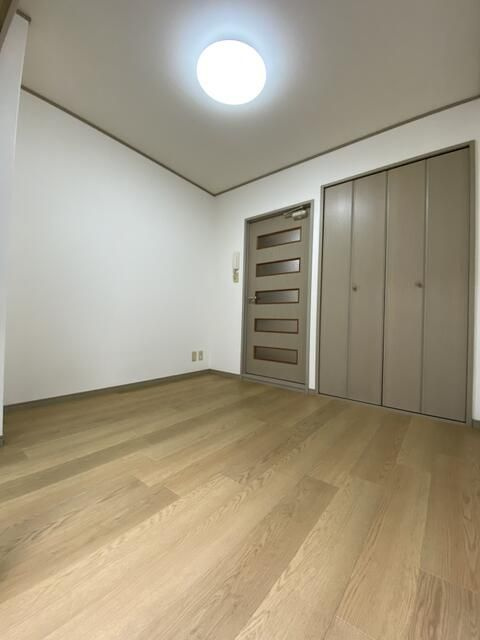 尾頭ビルの寝室