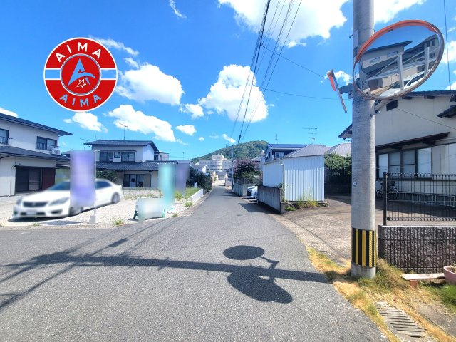 大野城市大城2丁目第2-1棟（1号棟）の前面道路含む現地写真|前面道路は閑静な住宅地をはしる車通りの少ない道路。お車の出し入れが苦手なママや小さなお子様にも安心ですね。しっかり舗装もされているので、ベビーカーや自転車で通っても快適に通行できます。
