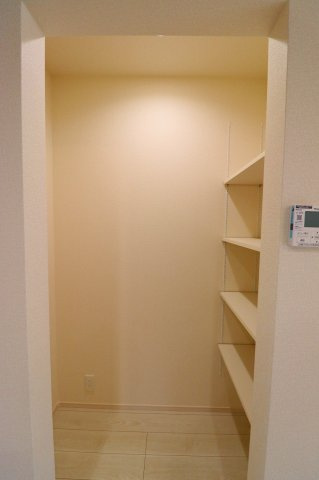 新築戸建・新築建売　郡山市安積町笹川中ノ渡戸　安積第三小・安積第二中の収納|キッチンにはパントリー収納がございます！食品や防災グッズなどの保管に便利です！