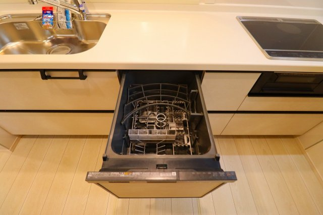 新築戸建・新築建売　郡山市安積町笹川中ノ渡戸　安積第三小・安積第二中のキッチン|食器洗浄乾燥機が後片付けをサポート！食事後の家族のくつろぎタイムをゆっくり確保できます！