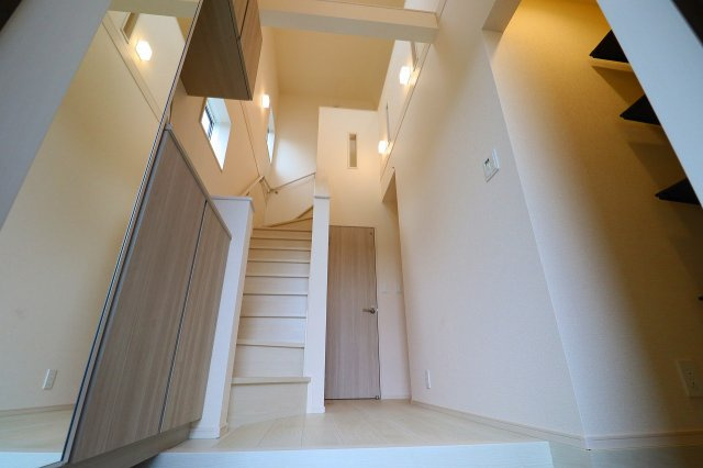 新築戸建・新築建売　郡山市安積町笹川中ノ渡戸　安積第三小・安積第二中の玄関|玄関上部吹抜けで天井が高く開放的な玄関スペース！収納も多く便利です♪