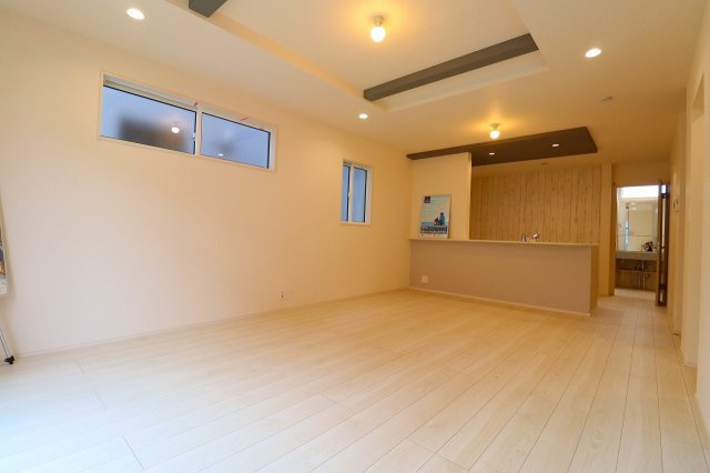 新築戸建・新築建売　郡山市安積町笹川中ノ渡戸　安積第三小・安積第二中の居間・リビング|太陽の日差しが気持ちの良いリビングは広々としているので家具を設置してもゆとりがあります！