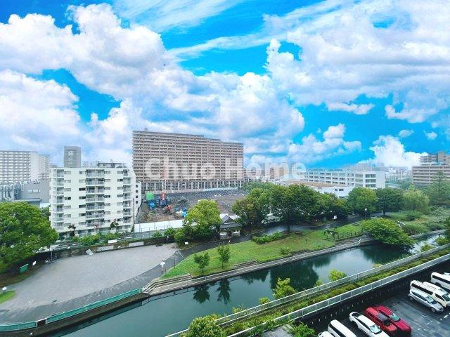 ライオンズシティ東陽町親水公園のバルコニー|手を伸ばせば、ふれることが出来そうな環境が、そのままインテリアになったような印象です。その豊かな眺望にふさわしい空間には、通風・採光にも優れ、心地よい光と風があふれています