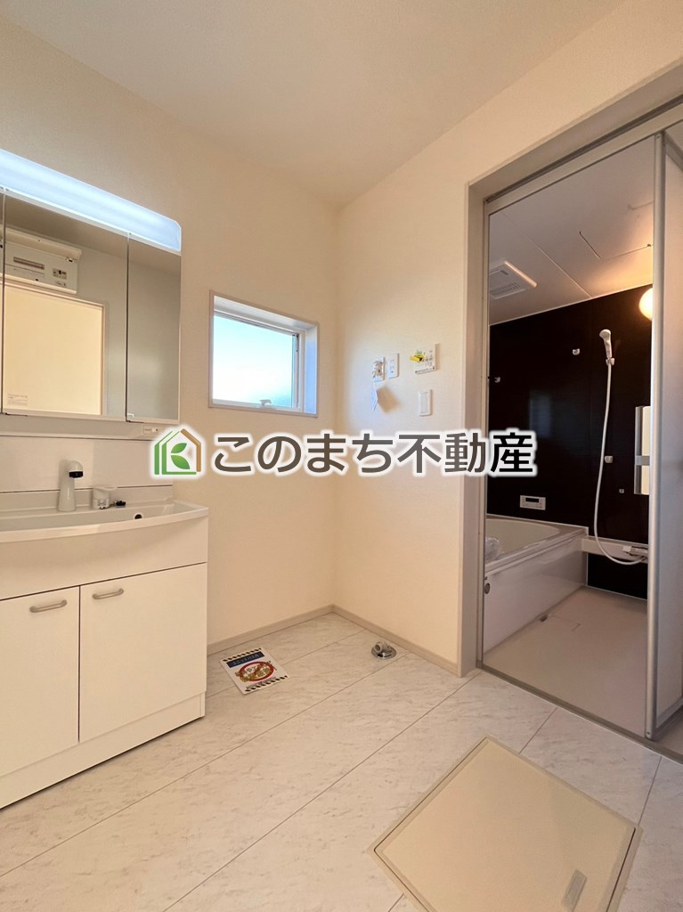 LiveleGarden.S下野市仁良川第4の洗面所|同社施工物件の写真です。※建具やフローリング、その他仕様が違う場合がございます。シャンプードレッサーで朝の身支度♪伸びるホースでお掃除も簡単清潔です！