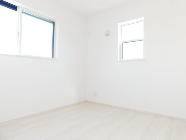 北名古屋市中之郷南の新築一戸建の洋室|◇１階洋室◇　　南面で明るい洋室４．５帖　全居室収納完備！　